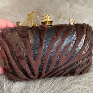 Clutch with detachable gold link strap Boutique